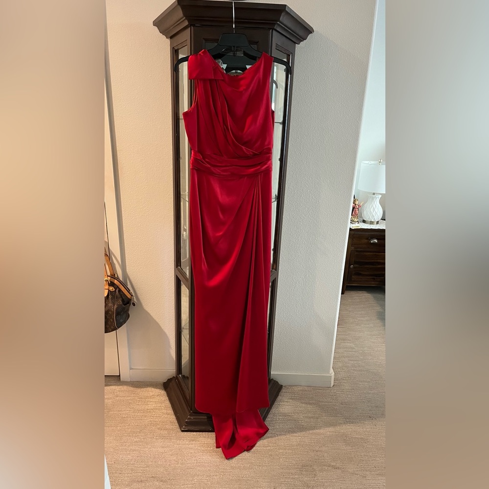 Carolina Herrera RED ♥️ gown dress like new, used twice, size 8 runs small,